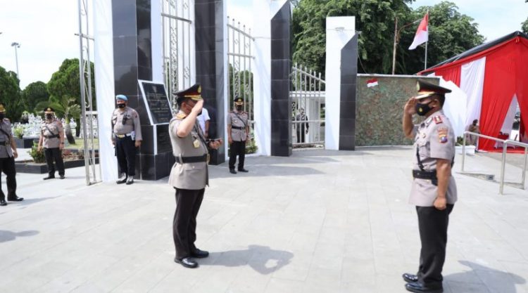 Kapolda Sumut, Irhjen. Pol. Drs. RZ Panca Putra saat pimpin upacara di TMP - Medan, Rabu (29/6).