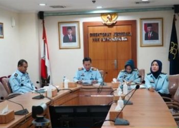Direktur Jenderal HAM, Mualimin Abdi saat menyaksikan tahapan awal dari implementasi PermenkumHAM No. 2 Tahun 2022 di Kanwil KemenkumHAM Jateng bersama Direktur Diseminasi dan Penguatan HAM, Senin (6/6).