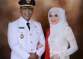 Wakil Bupati Tapsel, Rasyid Dongoran bersama isteri, Selasa (14/6).