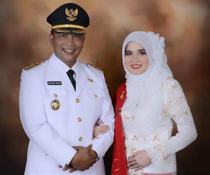 Wakil Bupati Tapsel, Rasyid Dongoran bersama isteri, Selasa (14/6).