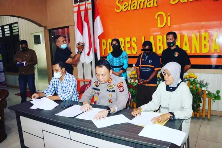 Kapolres Labuhanbatu saat pimpin konferensi pers pengungkapan pidana cabul, Kamis (14/7).