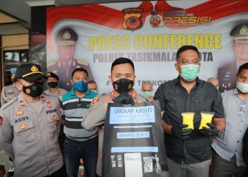 Kapolres Tasikmalaya Kota, AKBP. Aszhari Kurniawan SH. SIK. M.Si saat pimpin konferensi pers penangkapan 6 tersangka penyalahgunaan Narkotika dan obat terlarang, Rabu (22/6).
