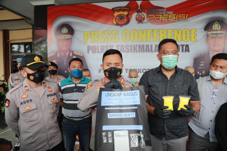 Kapolres Tasikmalaya Kota, AKBP. Aszhari Kurniawan SH. SIK. M.Si saat pimpin konferensi pers penangkapan 6 tersangka penyalahgunaan Narkotika dan obat terlarang, Rabu (22/6).