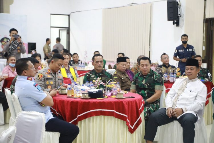 Kapolres Tasikmalaya Kota, AKBP. Aszhari Kurniawan SH. SIK. M.Si bersama Forkopimda dan FKUB Kota Tasikmalaya saat mengikuti kegiatan doa bersama lintas agama dalam rangka memperingati HUT Bhayangkara ke- 76 di Aula Endra Dharmalaksana Mapolres Tasilmalaya Kota, Jumat malam (1/7).
