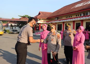 Kapolresta Deliserdang, Kombes. Pol. Irsan Sinuhaji SIK. MH saat pimpin upacara korp raport kenaikan pangkat setingkat lebih tinggi personil Polresta Deliserdang, Jumat (1/7).