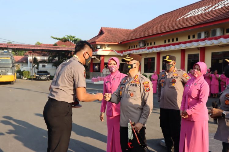 Kapolresta Deliserdang, Kombes. Pol. Irsan Sinuhaji SIK. MH saat pimpin upacara korp raport kenaikan pangkat setingkat lebih tinggi personil Polresta Deliserdang, Jumat (1/7).