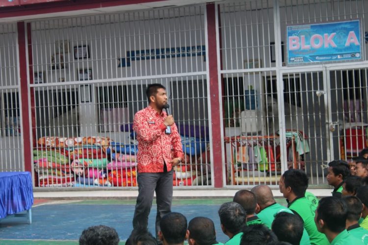Kepala Lapas Klas IIB Siborongborong, Parlindungan Siregar saat menyampaikan sosialisasi kunjungan tatap muka bagi WBP, Sabtu (2/7).