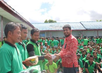 Ka.KPLP Lapas Kelas IIB Siborongborong saat membagikan seragam dan peralatan mandi kepada WBP, Sabtu (2/7).