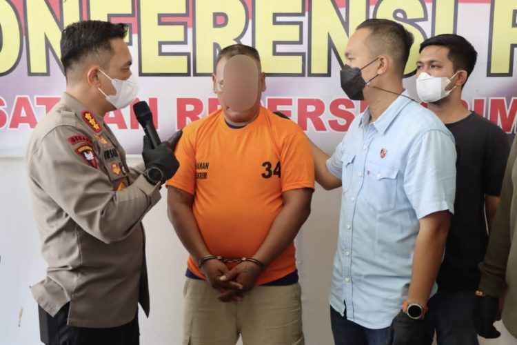 Kapolresta Deliserdang, Kombes. Pol. Irsan Sinuhaji SIK bersama tersangka Zul diapit Wakapolresta Deliserdang, AKBP. Agus Sugiyarso SIK, Kasat Reskrim  Kompol. I. Kadek HC dan Kanit Reskrim Polsek Galang IPTU. Panji saat konferensi pers percobaan pembunuhan berencana, Sabtu (2/7).