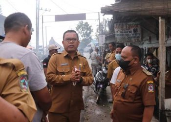 Bupati Toba, Poltak Sitorus didampingi Pj. Sekda Auguas Sitorus saat imbau warga Porse jaga kebersihan, Senin (4/7).