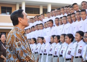 Luhut Binsar Pandjaitan saat berkunjung ke SMA Unggulan Del, Sabtu (2/7).