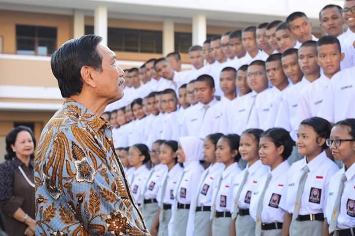 Luhut Binsar Pandjaitan saat berkunjung ke SMA Unggulan Del, Sabtu (2/7).