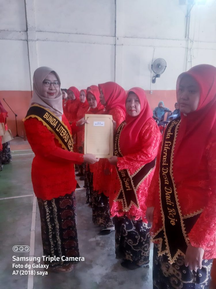 Bunda Literasi Desa se- Kecamatan Belitang III saat dikukuhkan, Rabu (6/7).