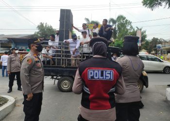 Personil Polresta Deliserdang saat melakukan pengamanan dan pendampingan unras, Rabu (6/7).