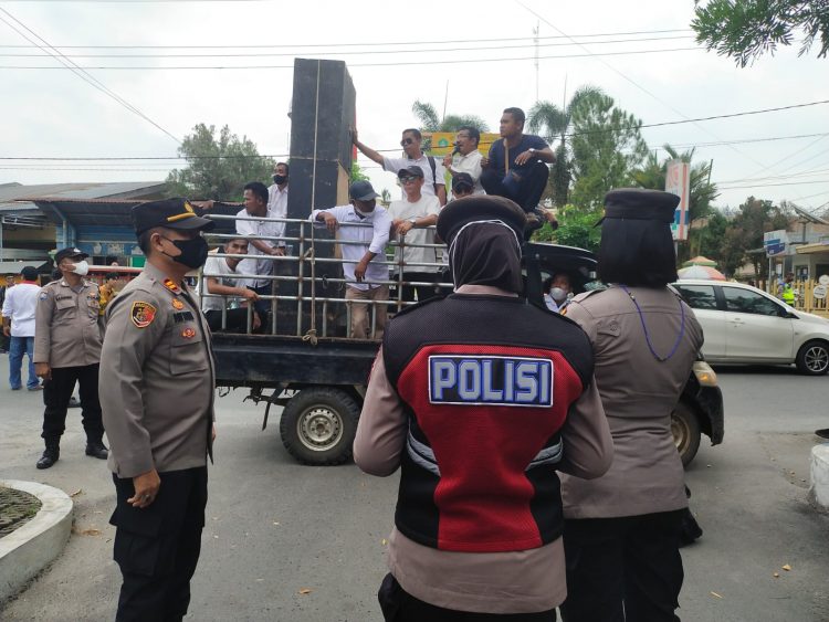 Personil Polresta Deliserdang saat melakukan pengamanan dan pendampingan unras, Rabu (6/7).