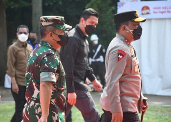 Kapoldasu, Irjen. Pol. Drs. RZ Panca saat dampingi Presiden RI, Jokowi kunjungi Pasar Petisah - Medan, Kamis (7/7).