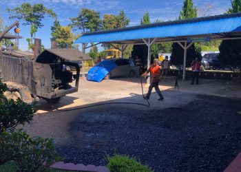 Dinas PUPR Taput saat peningkatan jalan dilingkungan Lapas Kelas IIB Siborongborong, Kamis (7/7).