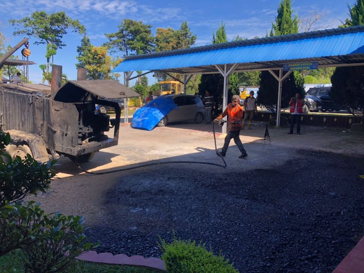 Dinas PUPR Taput saat peningkatan jalan dilingkungan Lapas Kelas IIB Siborongborong, Kamis (7/7).