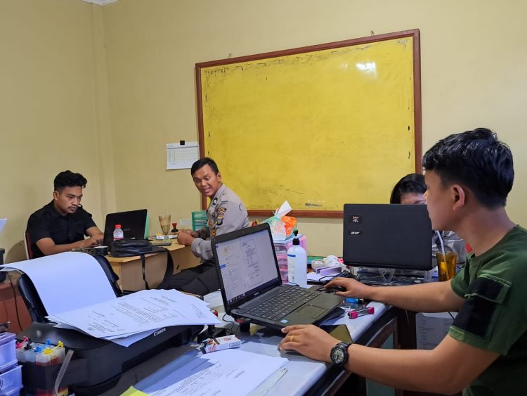 Briptu FFM pelaku penganiayaan kepada isterinya saat diperiksa di Polres Taput, Kamis (7/7).