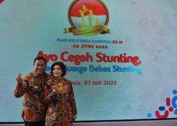 Bupati Dairi, Eddy Berutu bersama Ketua TP. PKK Dairi, Rommy Simarmarta saat menghadiri puncak Harganas di Medan, Kamis (5/7).