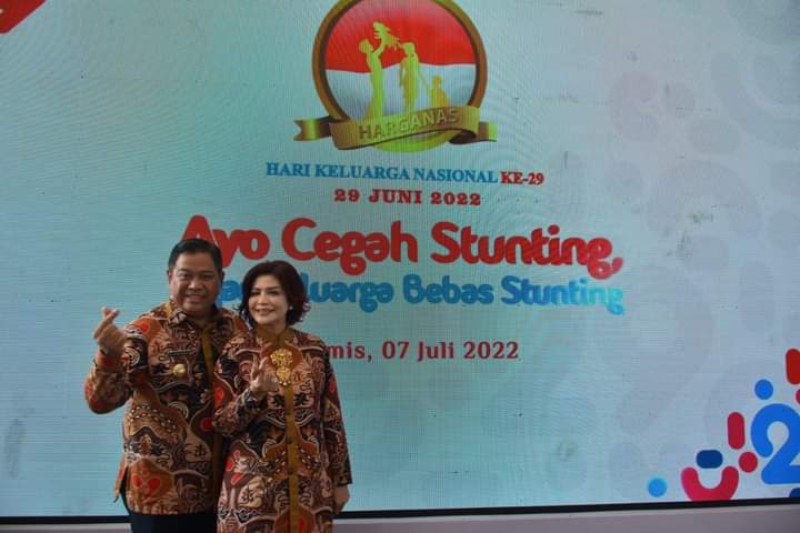 Bupati Dairi, Eddy Berutu bersama Ketua TP. PKK Dairi, Rommy Simarmarta saat menghadiri puncak Harganas di Medan, Kamis (5/7).