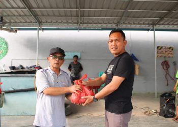 Reporter Media Indigonews, Freddy Hutasoit saat terima qurban dari Lapas Kelas IIB Siborongborong, Minggu (10/7).