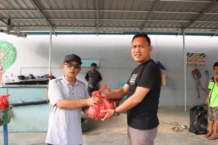 Reporter Media Indigonews, Freddy Hutasoit saat terima qurban dari Lapas Kelas IIB Siborongborong, Minggu (10/7).
