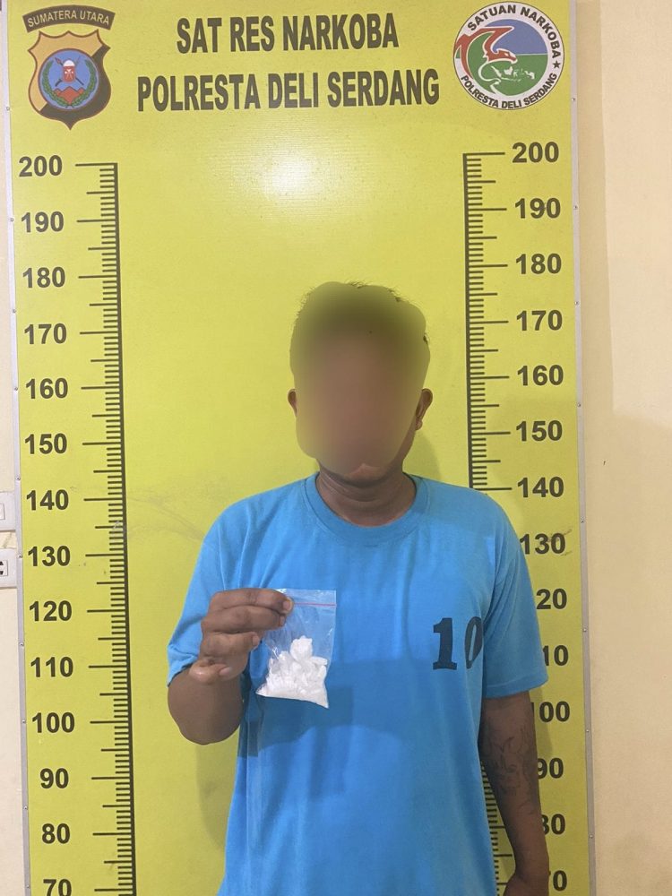 Pengedar sabu inisial Y saat diamankan di Polresta Deliserdang, Kamis (7/7).