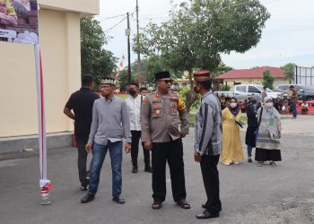 Kapolresta Deliserdang, Kombes. Pol. Irsan Sinuhaji saat menyaksikan pemyembelihan hewan qurban, Minggu (10/7).