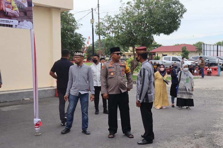 Kapolresta Deliserdang, Kombes. Pol. Irsan Sinuhaji saat menyaksikan pemyembelihan hewan qurban, Minggu (10/7).