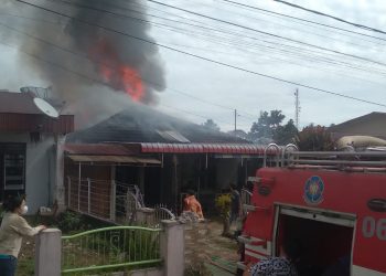 BPBD Dairi dibantu personil Polisi dan warga Sidikalang saat berusaha padamkan api yang porak porandakan rumah Velix, Rabu (13/7).