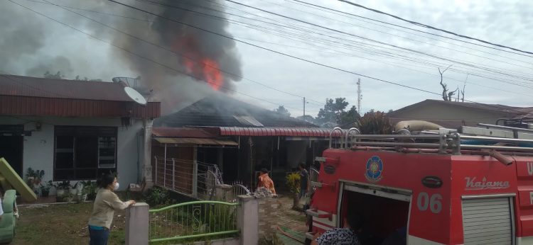BPBD Dairi dibantu personil Polisi dan warga Sidikalang saat berusaha padamkan api yang porak porandakan rumah Velix, Rabu (13/7).