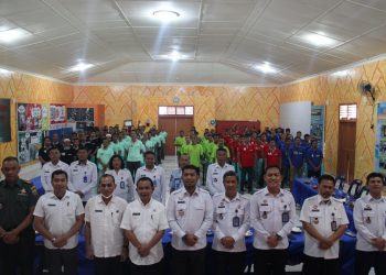 Kepala Lembaga Pemasyarakatan Klas IIB Siborongborong Parlindungan Siregar A.Md.IP, SH bersama Kepala Dinas Pertanian Kabupaten Tapanuli Utara SEY Pasaribu, Kepala Dinas Ketenagakerjaan Sofian Simanjuntak beserta seluruh pejabat Struktural Eselon IV  dan Eselon V, pegawai serta 120 orang Warga Binaan Lapas Siborongborong seusai serah terimakan sertifikat pelatihan kemandirian, Rabu (13/7).