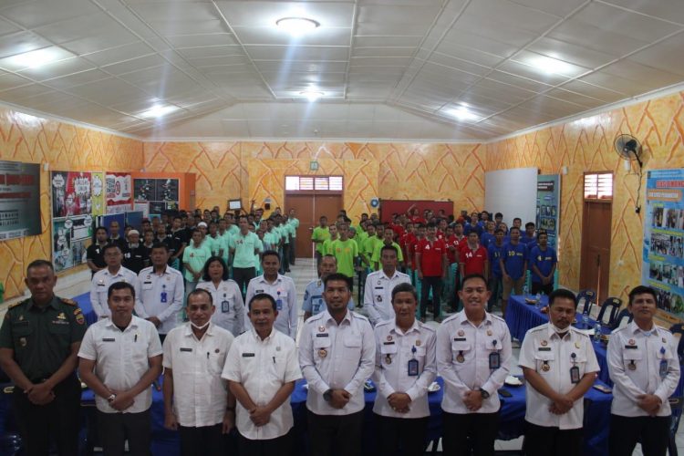 Kepala Lembaga Pemasyarakatan Klas IIB Siborongborong Parlindungan Siregar A.Md.IP, SH bersama Kepala Dinas Pertanian Kabupaten Tapanuli Utara SEY Pasaribu, Kepala Dinas Ketenagakerjaan Sofian Simanjuntak beserta seluruh pejabat Struktural Eselon IV  dan Eselon V, pegawai serta 120 orang Warga Binaan Lapas Siborongborong seusai serah terimakan sertifikat pelatihan kemandirian, Rabu (13/7).