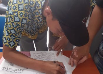 Direktur IP2 Baja Nusantara Ir. I. Djonggi Napitupulu saat menyampaikan surat konfirmasi tertulis ke Dinas PUPR Toba, namun satupun pegawai tidak ada di ruang tunggu Kepala Dinas, surat malah diterima oleh siswa PKL di Dinas PUPR, Kamis (14/7).