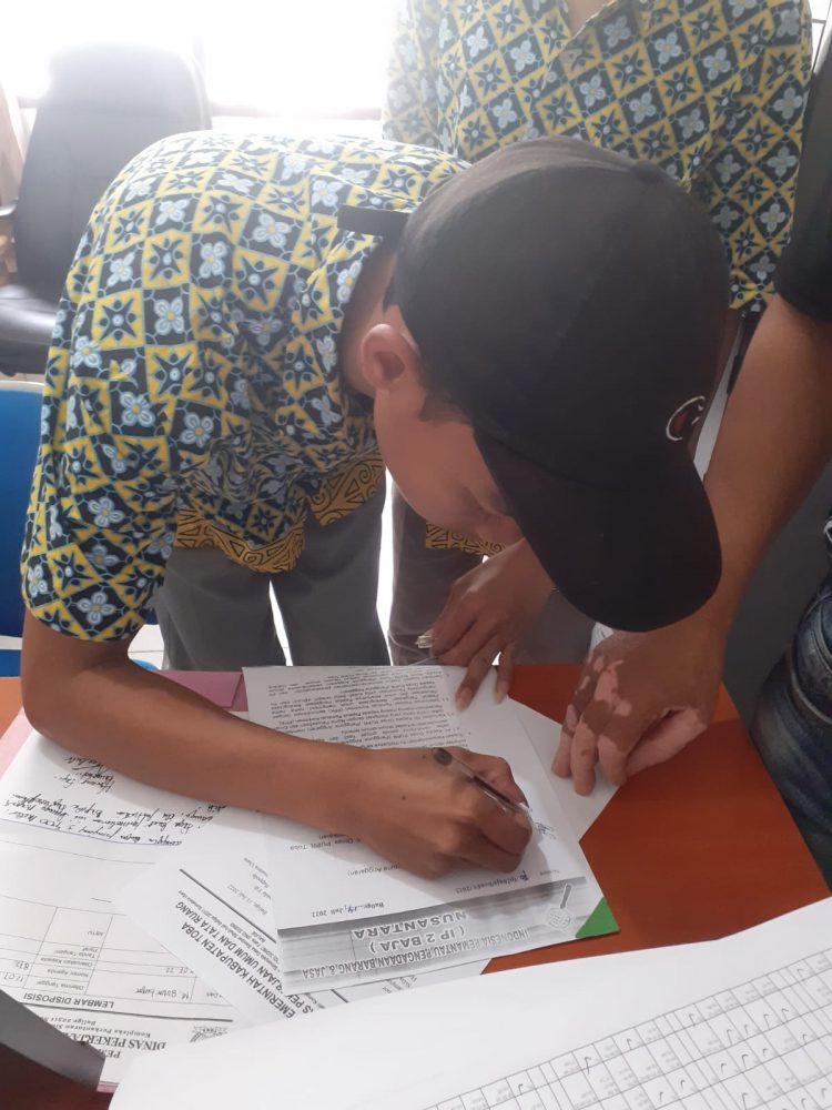 Direktur IP2 Baja Nusantara Ir. I. Djonggi Napitupulu saat menyampaikan surat konfirmasi tertulis ke Dinas PUPR Toba, namun satupun pegawai tidak ada di ruang tunggu Kepala Dinas, surat malah diterima oleh siswa PKL di Dinas PUPR, Kamis (14/7).