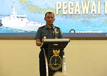Aspers Danpushidrosal, Kolonel Laut (P) Edward H. Sibuea ST, MM saat memberikan sambutan sekaligus membuka acara yang di ikuti sebanyak 61 personel PNS dari masing masing satuan kerja di Pushidrosal, Kamis (14/7).