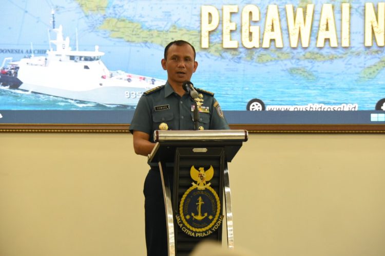 Aspers Danpushidrosal, Kolonel Laut (P) Edward H. Sibuea ST, MM saat memberikan sambutan sekaligus membuka acara yang di ikuti sebanyak 61 personel PNS dari masing masing satuan kerja di Pushidrosal, Kamis (14/7).