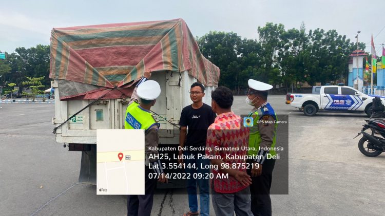 Satgas PMK Deliserdang (Personil Polresta, Dishub dan Satpol PP) saat razia armada pegangkutan hewan, Kamis (14/7).