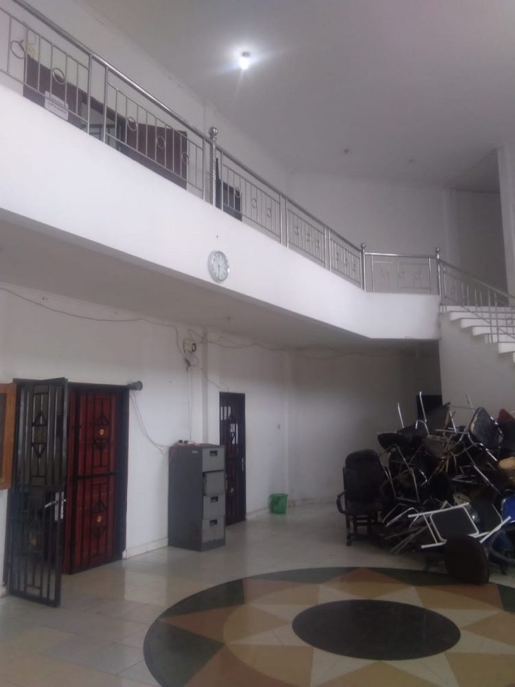 Kondisi kantor Dinas PUPR Toba yang sepi, Jumat (15/7).