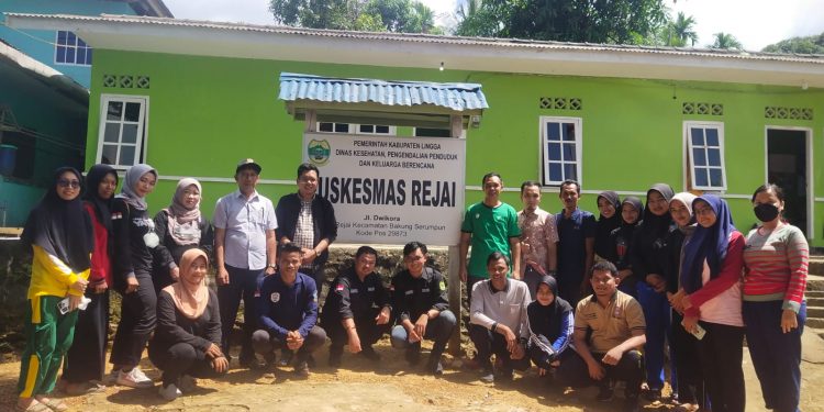 Kadiskes Lingga bersama Camat Bakung Serumpun, Arif S.Pd dan staf lainya saat kunjungi Puskesmas Rejai, Sabtu (16/7).