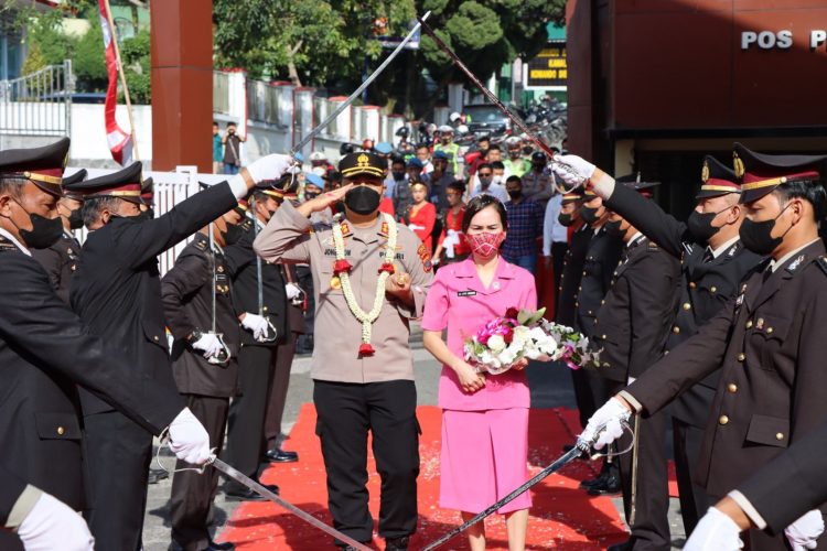 AKBP. Ronald FC Sipayung SH, SIK, MH saat mengikuti acara pisah sambut dari Polres Taput, Minggu (17/7).