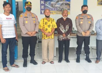 Ketua dan Tokoh Pomparan Punguan Siraja Nabarat Bona Pasogit Tarurung bersama Kapolres Taput dan jajaran, Minggu (17/7).