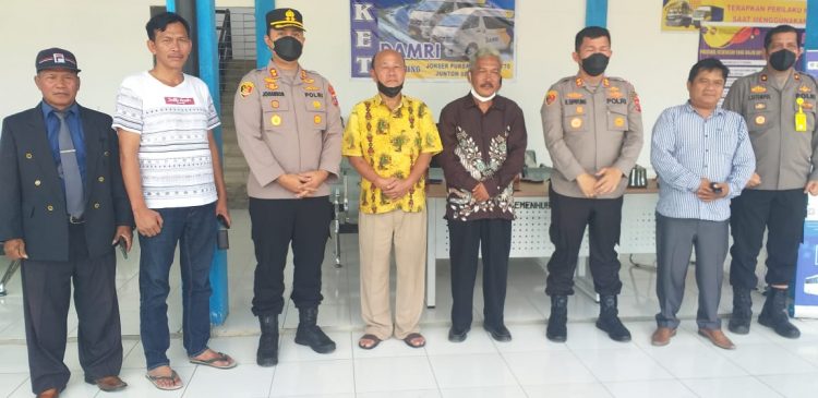 Ketua dan Tokoh Pomparan Punguan Siraja Nabarat Bona Pasogit Tarurung bersama Kapolres Taput dan jajaran, Minggu (17/7).