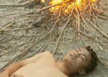 Jenazah Otani Sitanggang saat diangkat masyarakat ke Dermaga Silalahi, Minggu (17/7).