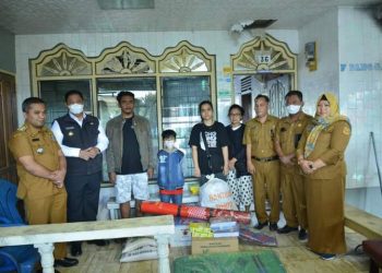 Bupati Dairi, Eddy Berutu saat kunjungi dan berikan bantuan kepada korban kebakaran, Senin (18/7).