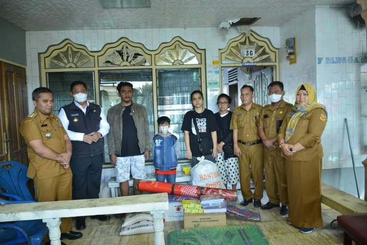 Bupati Dairi, Eddy Berutu saat kunjungi dan berikan bantuan kepada korban kebakaran, Senin (18/7).