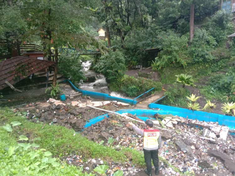 Kodisi kawasan tanggul jebol di Cipanas objek wisata Galunggung, Tasikmalaya - Jawa Barat, Sabtu (16/7).