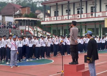 Kapolsek Kawalu, Kompol. Rusdianto SH saat memberikan materi saat MPLS di SMAN 7 Kawalu, Kota Tasikmalaya - Jawa Barat, Selasa (19/7).