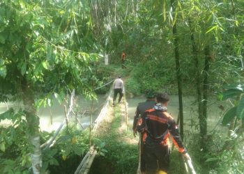 Bhabinkamtibmas bersinergi dengan Babinsa, Staf Desa, BPBD dan warga saat membantu mencari orang yang hilang, Selasa (19/7).